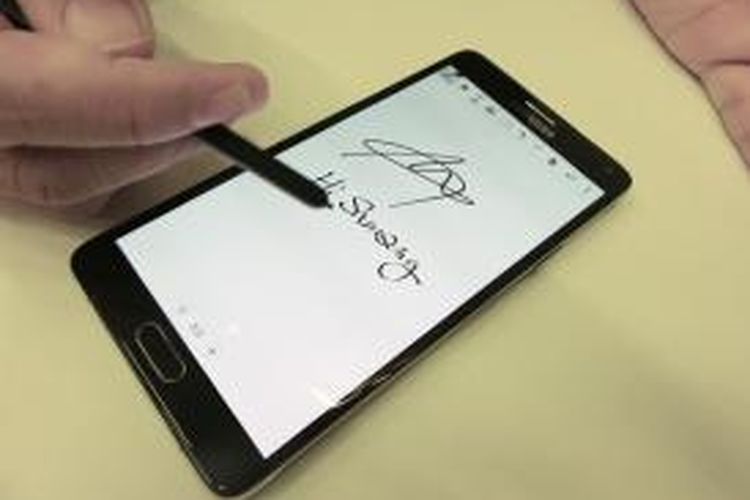 Hasil goresan tangan dengan menggunakan S Pen pada phablet Samsung Galaxy Note 4 menghasilkan tulisan digital yang natural.
