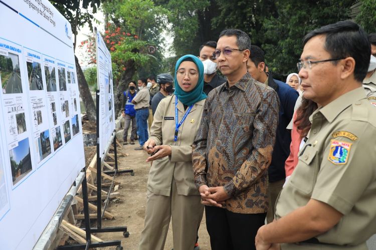 PJ Gubernur DKI Jakarta Heru Budi Hartono saat meninjau proye peningkatan kapasitas sungai di Pasar Baru, Jakarta Pusat pada Selasa (18/10/2022)