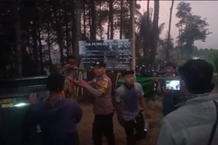 Petugas gabungan melakukan evakuasi pendaki lansia yang meninggal di Gunung Sagara diduga karena kelelahan, Sabtu (2/08/2025)