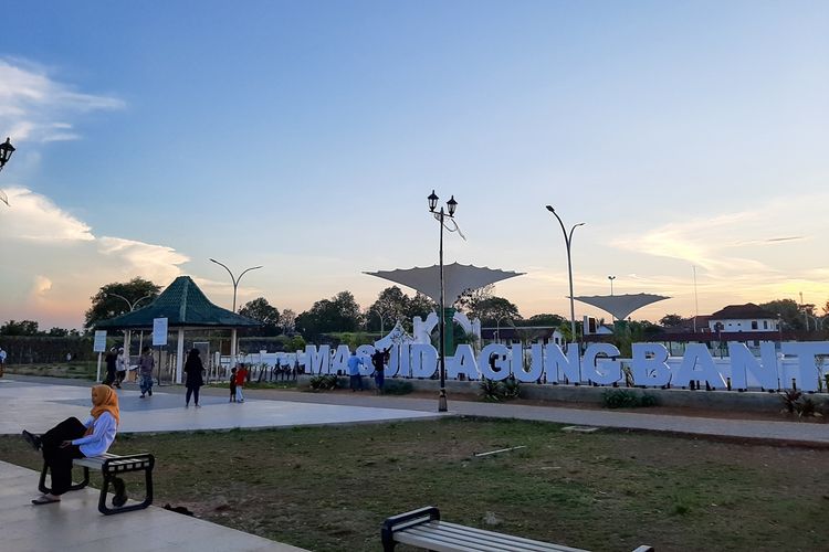 Wisatawan menikmati sore hari di Kawasan Kesultanan Banten Lama yang sudah dipercantik, Jumat (5/9/2019.