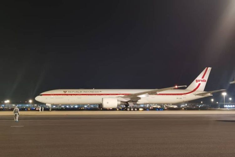 Pesawat Garuda Indonesia (GIA-1) yang ditumpangi Presiden Indonesia Joko Widodo dan rombongan mendarat di Bandara Internasional Beijing (BCIA) pada Senin (25/7/2022) malam waktu setempat. Jokowi ke China pada 25-26 Juli 2022 atas undangan Presiden Xi Jinping.