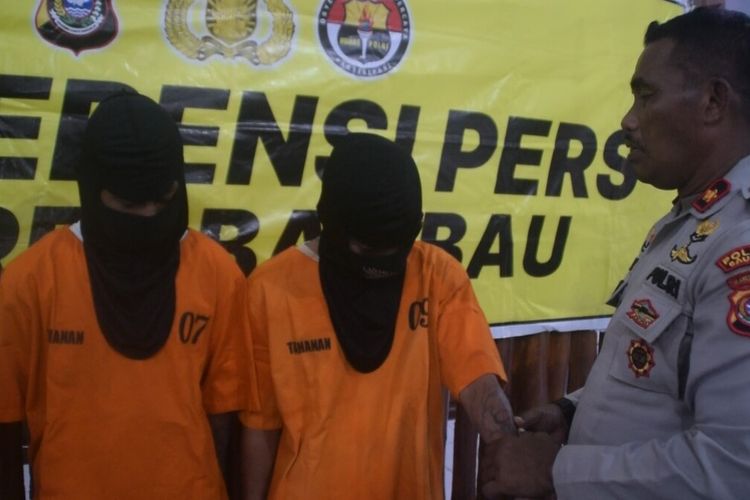 Dua orang pelaku begal inisial FS (21) dan FR (21), tak berkutik dibekuk tim Reskrim Polres Baubau saat bersembunyi di rumahnya di Kelurahan Waborobo, Kecamatan Betoambari, Kota Baubau, Sulawesi Tenggara.