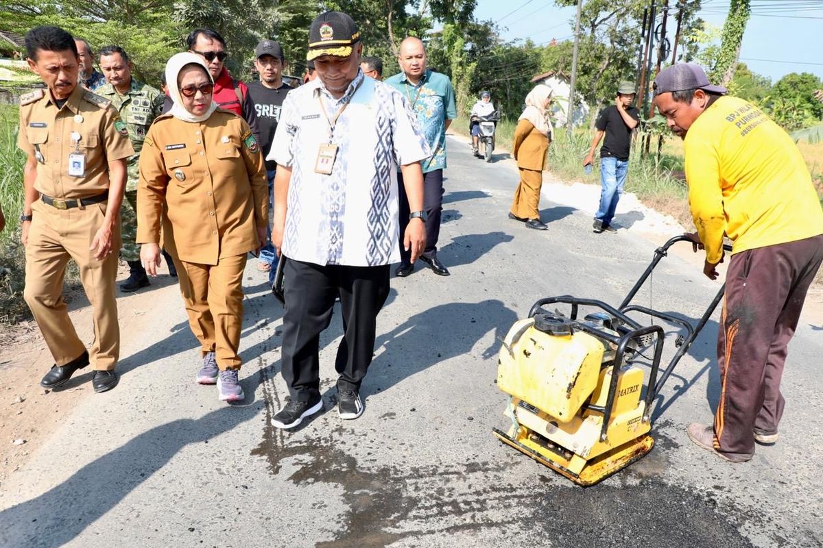 Pemerintah Provinsi (Pemprov) Jawa Tengah (Jateng) resmi mengucurkan anggaran Rp 34 miliar untuk memperbaiki jalan rusak Cepu-Randublatung, Blora. 