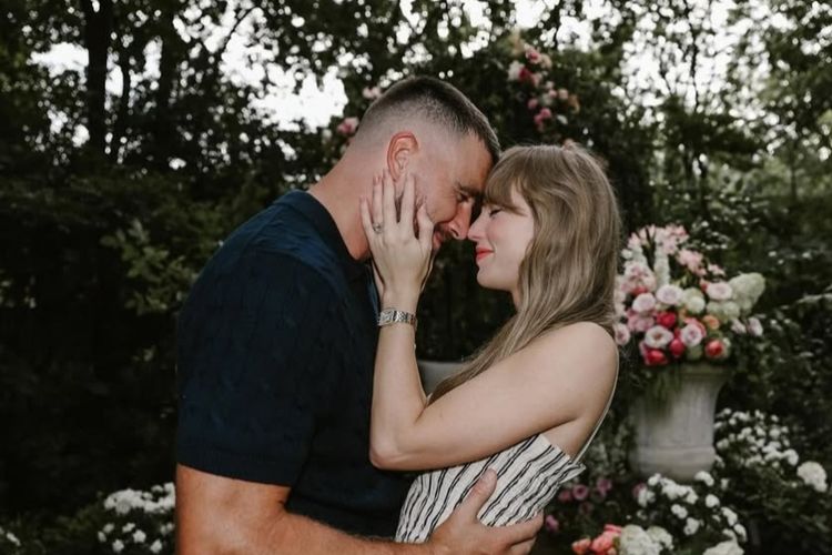 Setelah foto pertunangan Taylor Swift beredar, jam tangan Cartier Santos Demoiselle langsung melonjak popularitasnya. Harganya mencapai Rp 329 juta.