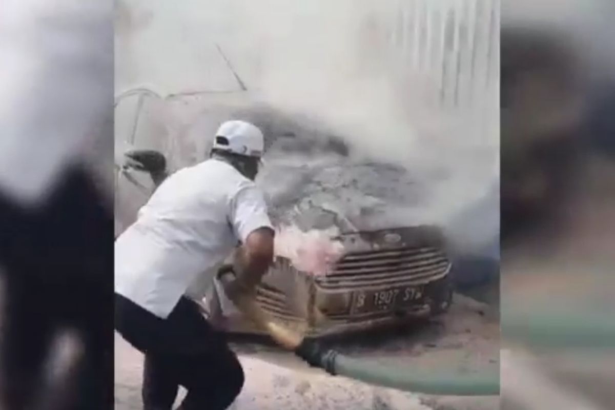 Mobil Ford Fiesta terbakar di Tol Jagorawi KM 05+500, wilayah Kramatjati, Jakarta Timur, Senin (10/1/2022) sekitar pukul 09.30 WIB.