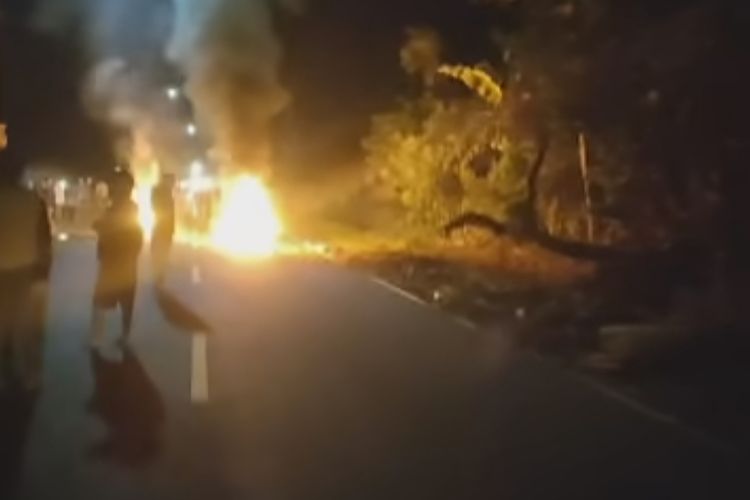 Suasana saat sepeda motor terbakar usai terlibat kecelakaan di Jalan Trans Sulawesi, Kabupaten Mamuju, Sulbar, Minggu (21/1/2024).