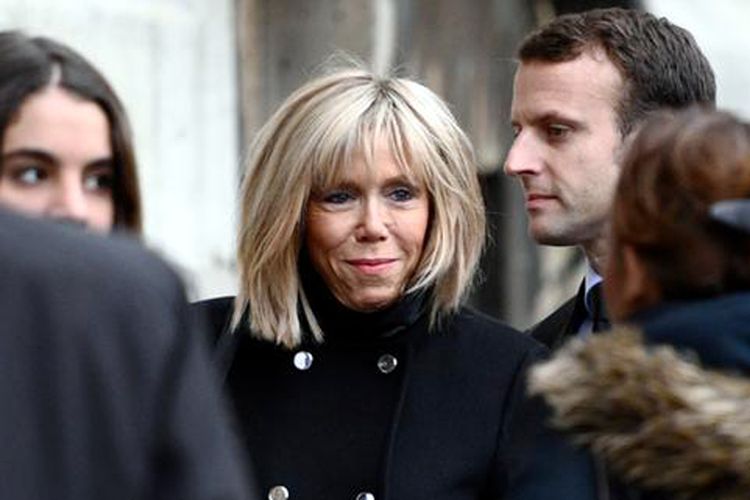 Brigitte Trogneux (tengah), usianya 24 tahun lebih tua dari suaminya, Calon Presiden Perancis Emmanuel Macron (kanan). 