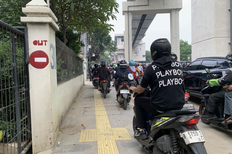 Pejalan Kaki Bertaruh Nyawa di Trotoar Matraman Jaktim: Permukaan Rata dengan Jalan, Pemotor Bebas Melintas