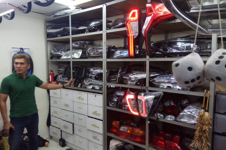 Ragam lampu mobil yang dijual oleh salah satu toko spare parts di Mega Glodok Kemayoran (MGK), Jakarta Pusat.