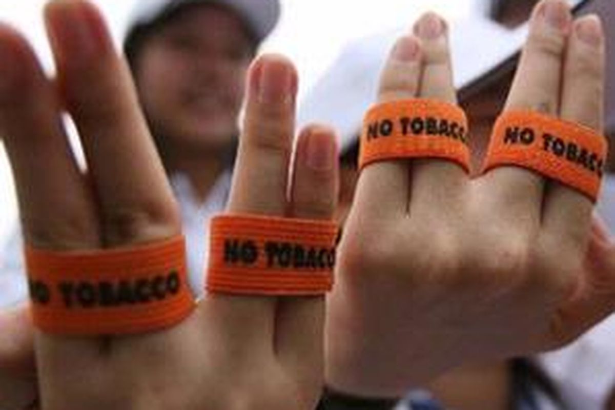 Pelajar Jakarta menunjukkan gelang jari bertulis 