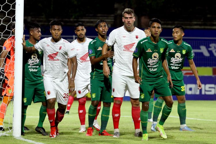 Suasana laga Persebaya vs PSM pada laga pekan ke-19 Liga 1 2021-2022 di Stadion I Gusti Ngurah Rai, Bali, Jumat 14 Januari 2022. 