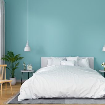 Ilustrasi kamar tidur dengan cat biru muda yang bersebelahan pintu.