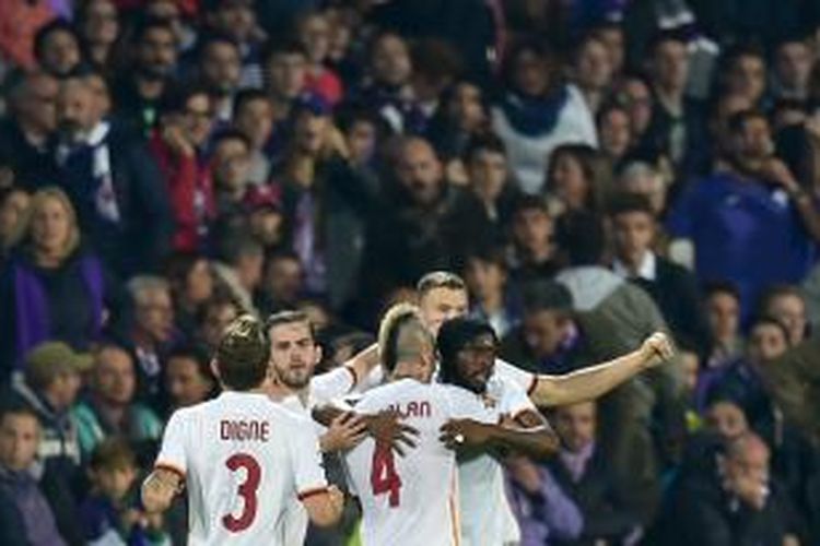 Penyerang AS Roma asal Pantai Gading, Gervinho (kanan), melakukan selebrasi setelah mencetak gol ke gawang Fiorentina pada laga Serie A di Artemio Franchi, Minggu (25/10/2015).