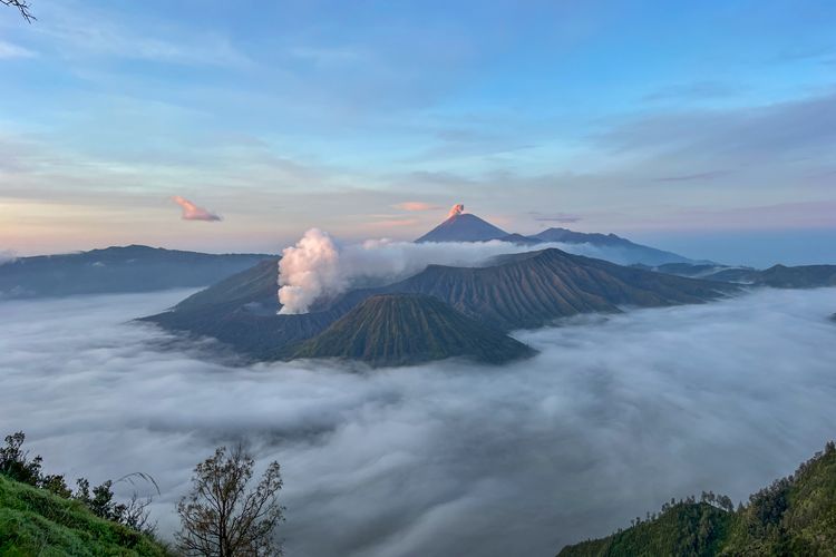 Lautan Awan di Kaldera Bromo dilihat dari Bukit Kingkong (22/6/2025).