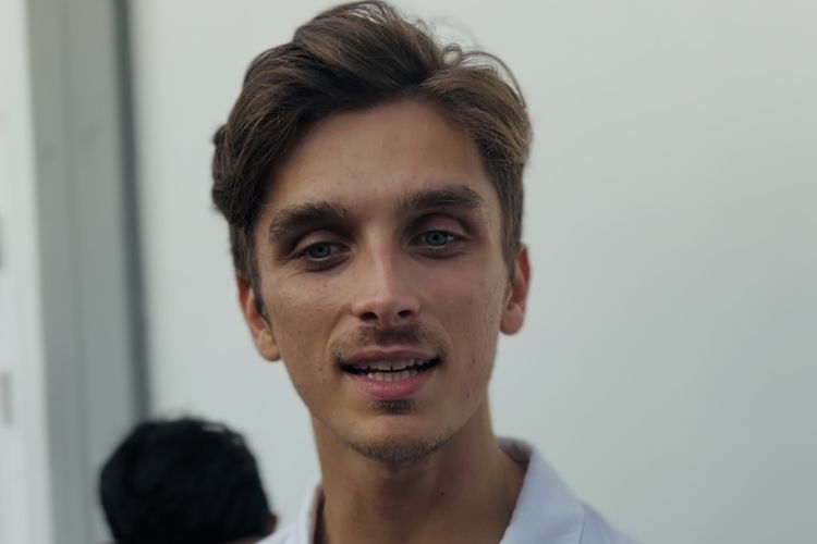 Pebalap Repsol Honda asal Italia, Luca Marini, kala berbicara dengan media termasuk KOMPAS.com, usai sesi Practice MotoGP Mandalika 2024 di Sirkuit Mandalika, Jumat (27/9/2024).