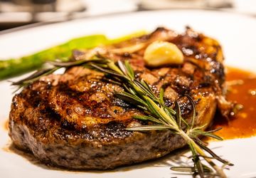 4 Cara Membuat Steak Pakai Daging Kurban, Tips dari Chef