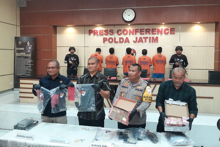 Polisi menunjukkan tersangka dan barang bukti kasus penembakan di Sampang, Kamis (11/1/2024). (Kompas.com/Achmad Faizal)