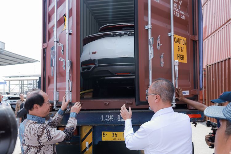 Menteri Perindustrian memberikan apresiasi atas pencapaian terbaru dari PT Chery Motor Indonesia melalui ekspor Omoda 5, yang merupakan produk mobil dengan setir kiri, menuju pasar Vietnam. 