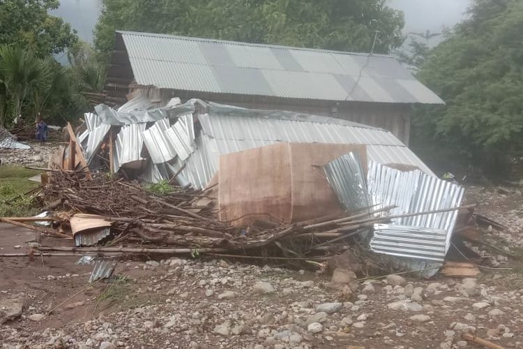 Rumah warga Desa Siumate, Kecamatan Fatuleu Barat, Kabupaten Kupang, Nusa Tenggara Timur (NTT), rusak diterjang banjir