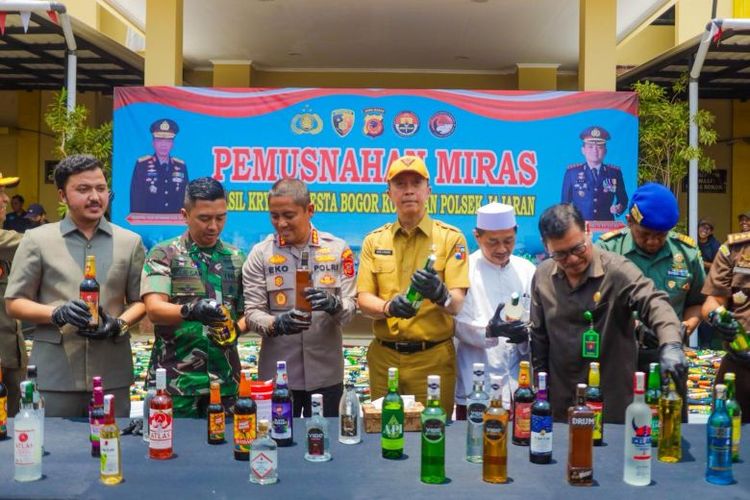 Wali Kota Bogor, Dedie A Rachim bersama Kapolresta Bogor Kota, Kombes Pol Eko Prasetyo melaksanakan pemusnahan miras ilegal di halaman Mako Polresta Bogor Kota, Selasa (7/10/2025).