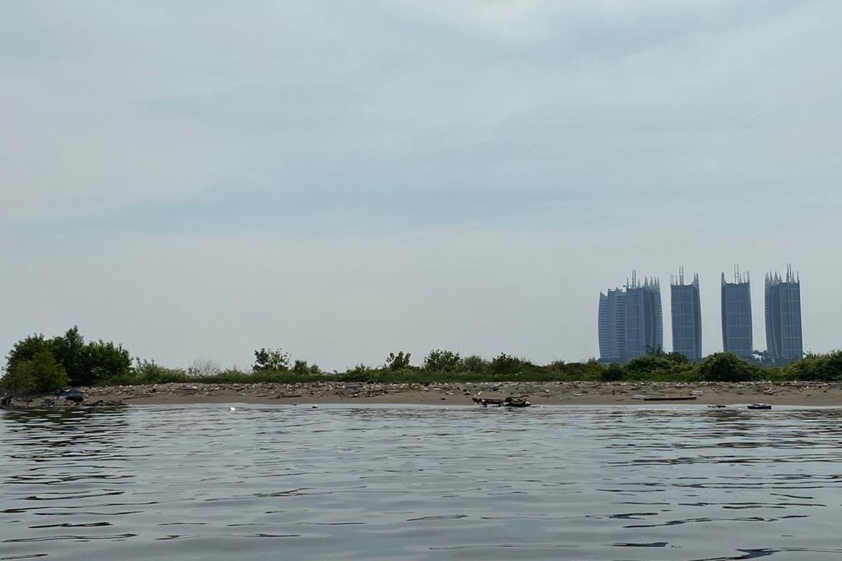 Daratan Pulau G pada Senin (26/9/2022) tampak sudah terkikis hingga area tengahnya terisi oleh air laut. Sebab, tidak ada aktivitas selama enam tahun terakhir di kawasan ini. Disebutkan bahwa ombk, angin, dan pasang air laut juga menjadi penyebab terkikisnya Pulau G.  