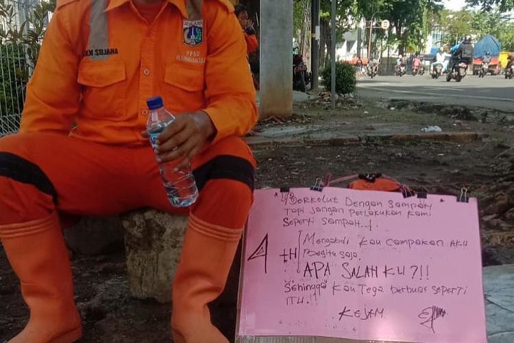 Jejen Sujana (43), eks anggota PPSU yang jalan kaki dari Cakung menuju Balai Kota DKI Jakarta.