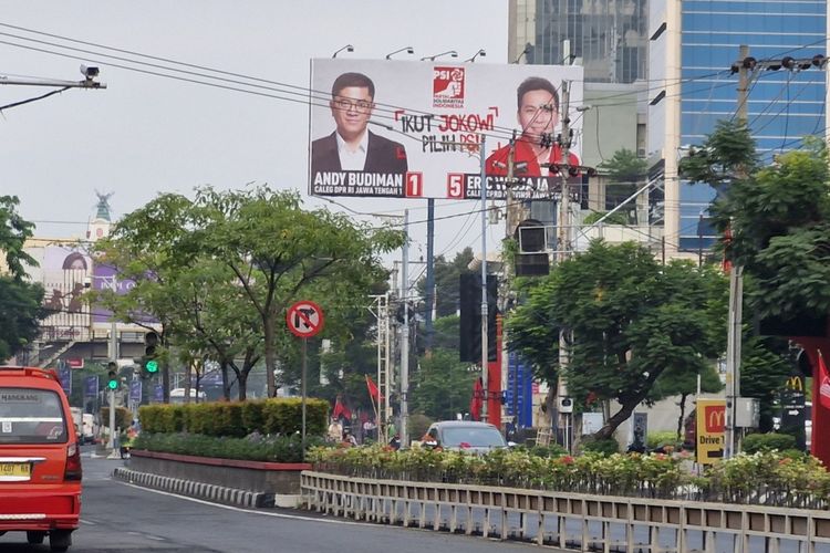 Baliho kampanye milik Partai Solidaritas Indonesia (PSI) bertuliskan Ikut Jokowi, Pilih PSI terpasang di Jalan Pandanaran, Kota Semarang, Jawa Tengah, Kamis (7/12/2023).