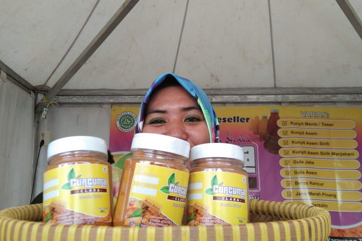 Eka Juliana menunjukkan produk jamu produksinya.