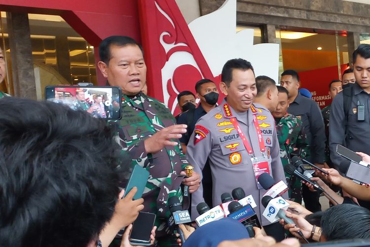Panglima TNI Laksamana Yudo Margono dan Kapolri Jenderal Listyo Sigit usai rapim TNI-Polri di Hotel Sultan, Jakarta, Rabu (8/2/2023).