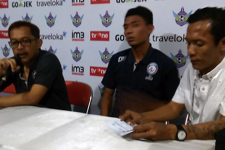 Pelatih Arema FC Aji Santoso (kiri) dan Dedik Setiawan (tengah), selepas pertandingan kontra Persegres Gresik United.