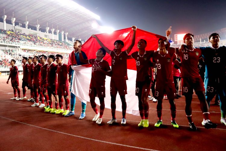Pemain Timnas Indonesia selebrasi ke penonton seusai pertandingan Kualifikasi Piala Asia U20 2023 melawan Vietnam yang berakhir dengan skor 3-2 di Stadion Gelora Bung Tomo Surabaya, Minggu (18/9/2022) malam.