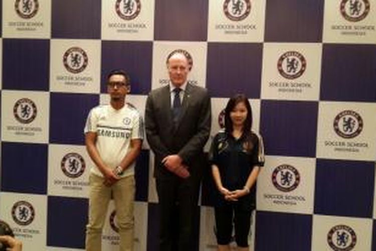 Direktur Manajer Chelsea untuk Asia, Adrian New (tengah), dalam jumpa pers peresmian dibukanya Chelsea FC Soccer School Indonesia di Jakarta Convention Center, Selasa (17/12/2013).