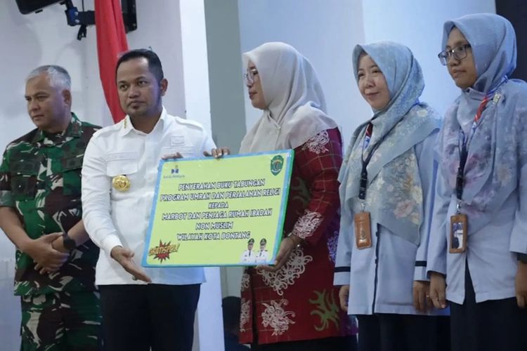 Gubernur Kaltim H Rudy Mas?ud atau akrab disapa Harum saat memberikan bantuan Gratispol dan Jospol. 