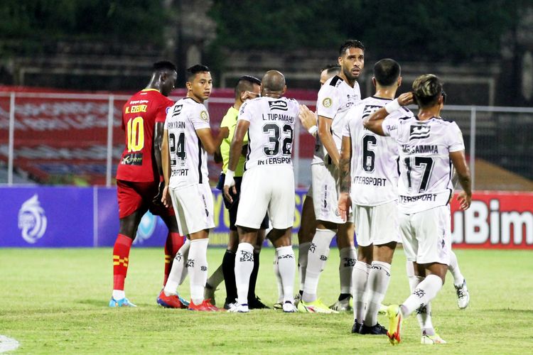 Pemain belakang Bali United Willian Pacheco saat pertandingan pekan 24 Liga 1 2021-2022 melawan Bhayangkara FC yang berakhir dengan skor 0-3 di Stadion I Gusti Ngurah Rai Denpasar, Sabtu (12/2/2022) malam.