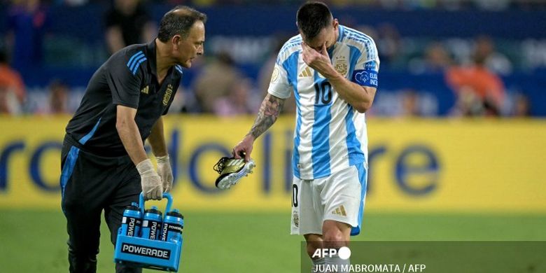 Penyerang Argentina, Lionel Messi, meninggalkan lapangan seusai mengalami cedera dalam final Copa America antara Argentina vs Kolombia di Stadion Hard Rock pada 14 Juli 2024.