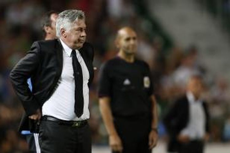 Salah satu ekspresi pelatih Real Madrid Carlo Ancelotti saat menyaksikan anak didiknya melawan Elche, di Stadion Manuel Martines Valero Stadium, Elche, Rabu (25/9/2013).