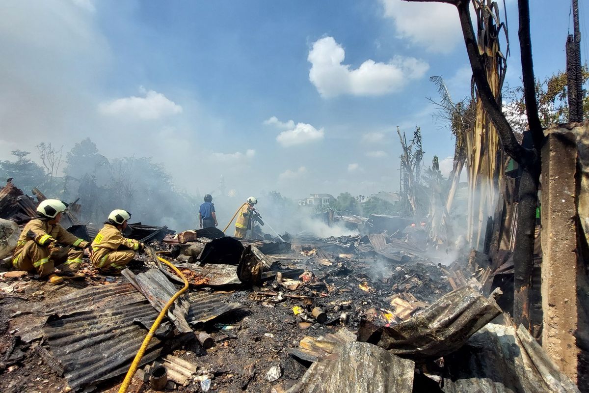  Lapak rongsok di Jalan Musyawarah, Kebon Jeruk, Jakarta Barat, kebakaran pada Kamis (1/12/2022) pagi. 