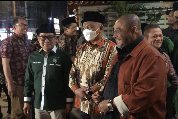 Ketua Umum PKB Muhaimin Iskandar (kiri) bersama Presiden PKS Ahmad Syaikhu (tengah) dan Sekjen PKS Aboe Bakar Alhabsyi (kanan) di Kantor DPP PKB, Senen, Jakarta, Kamis (25/4/2024). 