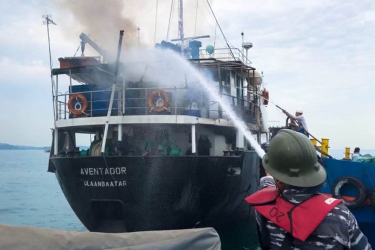 Kapal MV Aventador yang terbakar di Perairan Batuampar, Batam, Kepulauan Riau (Kepri), Sabtu (15/12/2018) berhasil dipadamkan.