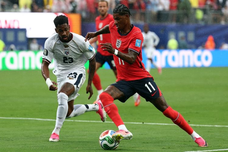 Michael Amir Murillo dan Marcus Rashford, berebut bola dalam pertandingan sepak bola Grup L Piala Dunia 2026 antara Panama dan Inggris di Stadion New York/New Jersey di East Rutherford pada 27 Juni 2026.
