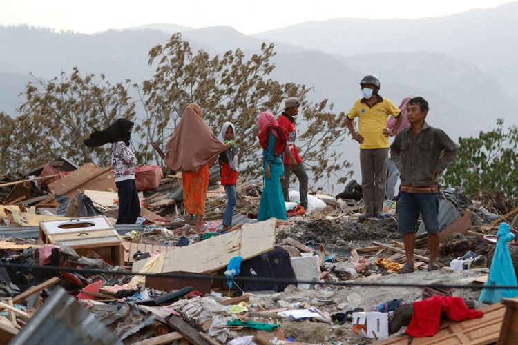 Warga korban gempa bumi menyelamatkan barang berharga yang masih bisa digunakan di Petobo, Palu, Sulawesi Tengah, Jumat (5/10/2018). Petobo menjadi salah satu wilayah yang paling parah terdampak gempa karena dilalui sesar Palu Koro.