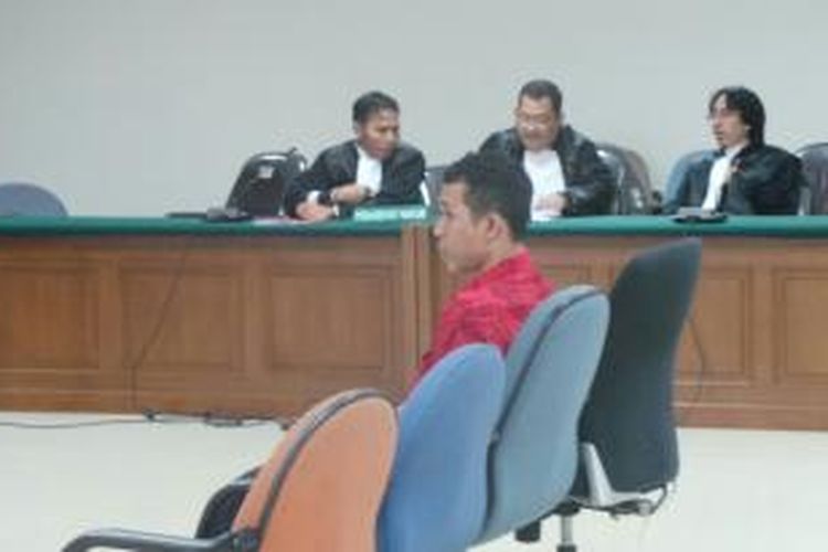 Hendra Saputra, sopir dan office boy dari Direktur Utama PT Rifuel, Riefan Avrian menjalani sidang perdana kasus dugaan korupsi proyek videotron di Pengadilan Tindak Pidana Korupsi, Jakarta, Kamis (17/4/2014).