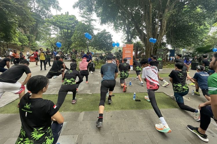 Para peserta Run The Ground melakukan pemanasan di Taman Ekspresi Semper sebelum mengelilingi pusat kota Bogor sejauh 5 kilometer, Sabtu (20/5/2023) pagi.