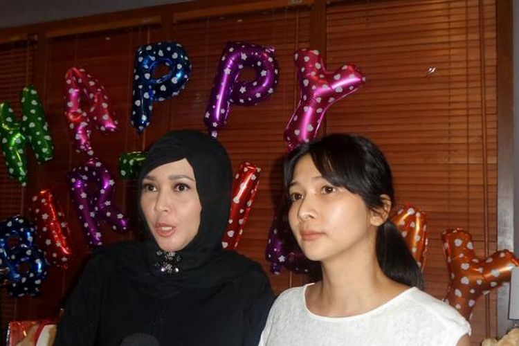 Artis musik Maia Estianty dan vokalis Mey Chan saat diabadikan di kediaman Maia di kawasan Pejaten, Jakarta Selatan, Jumat (27/1/2017).