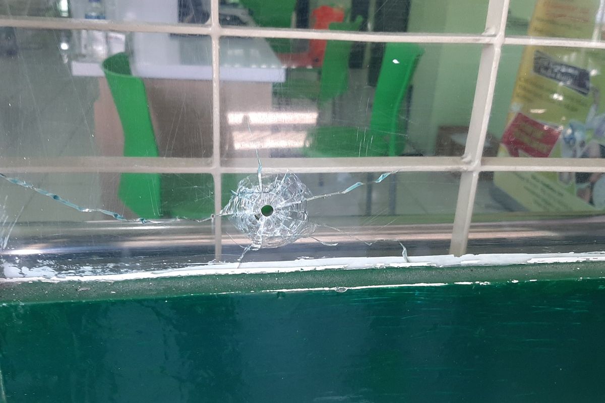 Salah kaca yang berlubang di Puskesmas Depok I Nanggulan, Maguwoharjo, Kapanewon Depok, Kabupaten Sleman diduga akibat tembakan. Di lokasi terdapat 5 lubang di empat cendela dan ditemukan tujuh gotri.