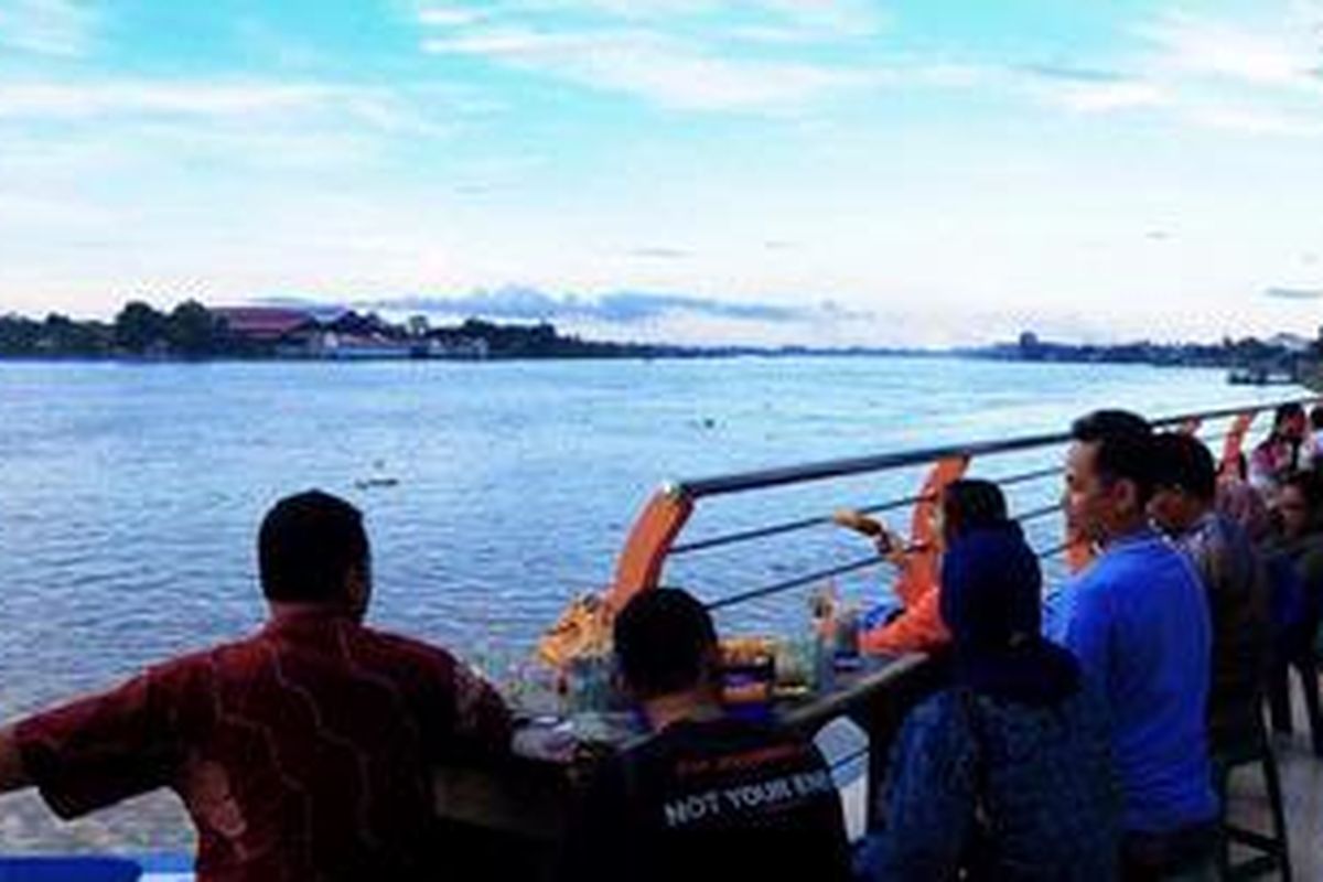 Ilustrasi. Sungai Batanghari menjadi tempat favorit masyarakat Kota Jambi untuk menghabiskan waktu pada sore hari. Selain menyediakan makanan ringan, pemandangan sungai yang membelah Kota Jambi tersebut menjadi daya tarik tersendiri.
