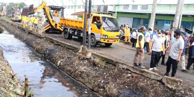 Wali Kota Medan Muhammad Bobby Afif Nasution memimpin aksi bersih dan korek Parit Sulang-saling, serempak di lima kecamatan, Sabtu (13/3/2021)