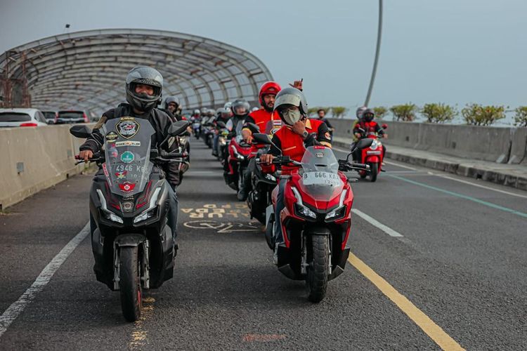 Sebanyak 50 pengendara motor atau bikers perwakilan dari berbagai komunitas binaan Paguyuban Motor Honda Bekasi (PMHB) meramaikan acara Honda Matic Premium Day (HPMD) di Summarecon Mall Bekasi.