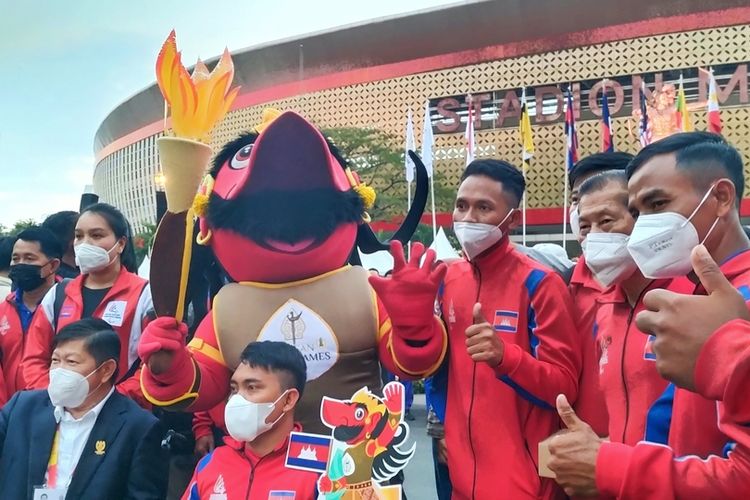 Maskot ASEAN Para Games 2022, yakni Rajamala bersama kontingen atlet dan official.