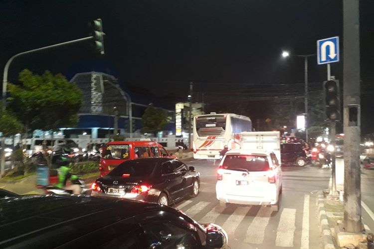 Lampu merah perempatan Jalan Raden Inten II, Duren Sawit, Jakarta Timur, padam, lalu lintas semrawut, Kamis (28/11/2019).